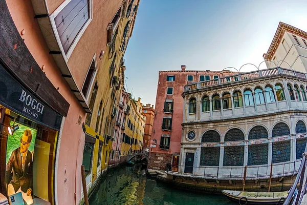 Hal szem kilátás egy keskeny csatorna-Velence, Olaszország — Stock Fotó