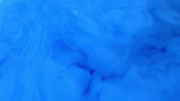 Blaue Acrylfarbe fällt ins Wasser — Stockvideo