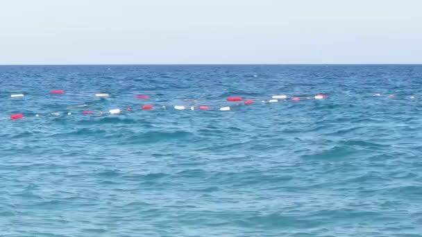 Bóias balançando nas ondas do mar — Vídeo de Stock