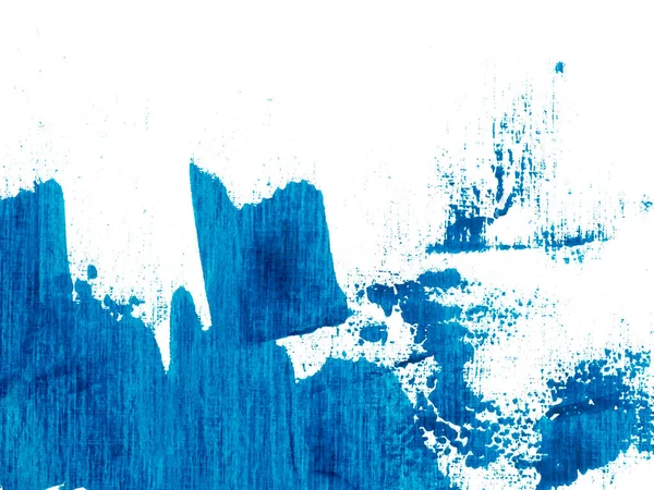 Beyaz zemin üzerinde mavi akrilik fırça darbeleri ve el yapımı boya dokusu. Yaratıcı soyut el yapımı arka plan, tuvale akrilik boya. Çağdaş sanat.