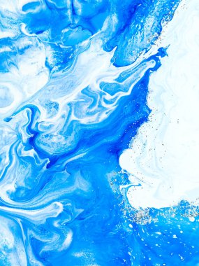 Mavi, soyut el resmi, gümüş parıltılı arka plan, mermer dokular, soyut okyanus, tuvalde akrilik boya. Modern sanat. Çağdaş sanat.