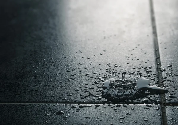 Vatten läckage, vattentäta kakel golv — Stockfoto
