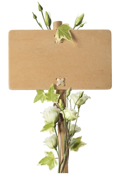 Signo de madera en blanco con flores de rosas verdes — Foto de Stock