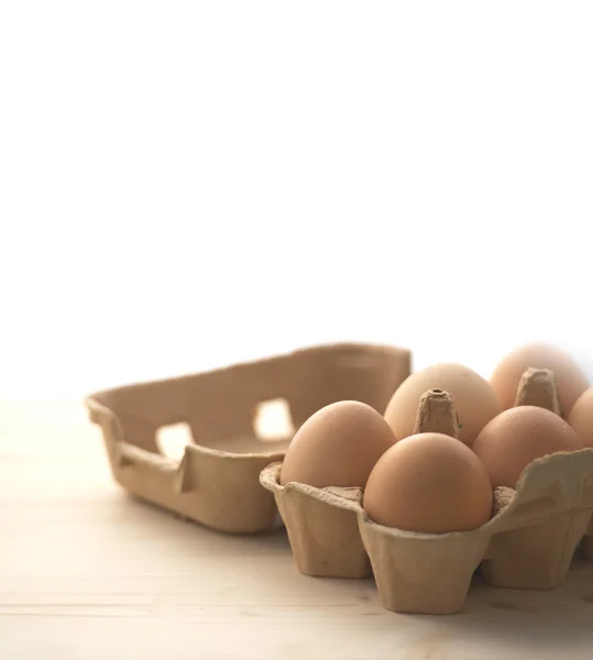 鸡蛋在木制和白色背景 — 图库照片