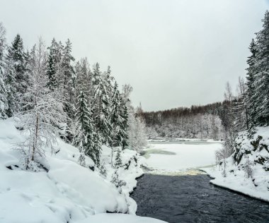Rusya 'nın Karelia kentinde Kivach şelalesi yakınlarındaki Suna nehri
