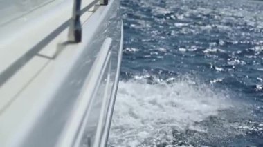 Motorlu yat, güneş ve deniz.
