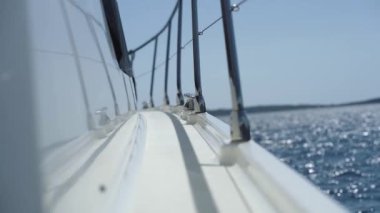 Motorlu yat, güneş ve deniz.