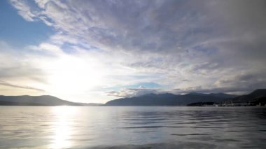 Zaman ayarlı deniz ve bulutlar Güneşte