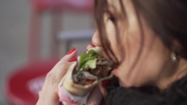 Gadis muda makan shaurma gyros close-up — Stok Video