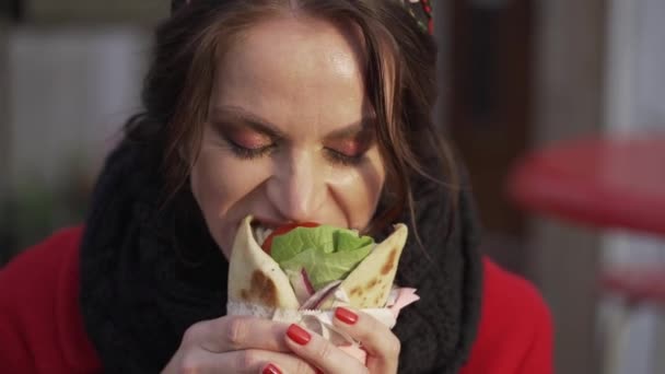 Mladá dívka jí shaurma gyros close-up — Stock video