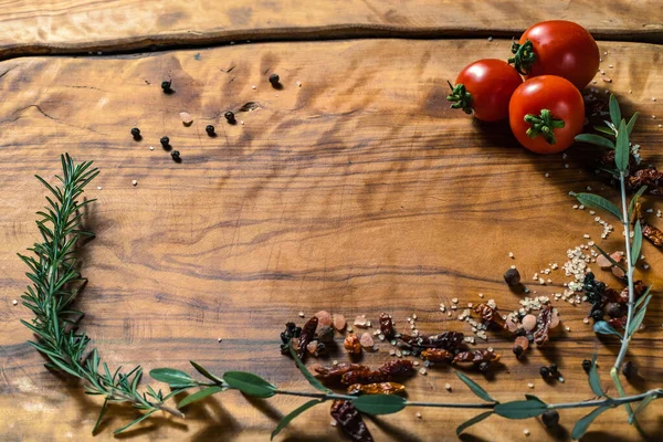 Yemek pişirme, ahşap arka plan, vejetaryen yemekleri hazırlama malzemeleri, domates.