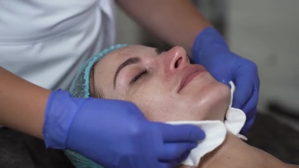 Rengör ansiktet med bomullsvamp innan det kosmetiska förfarandet — Stockvideo