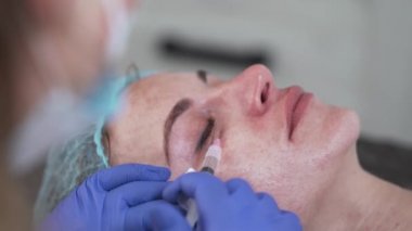 Kadın mesoterapi yöntemiyle bir şırınga enjekte ediyor.