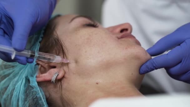 Wanita pada prosedur mesoterapi injeksi dengan jarum suntik — Stok Video