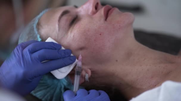 Žena na proceduře mezoterapeutické injekce s injekční stříkačkou — Stock video
