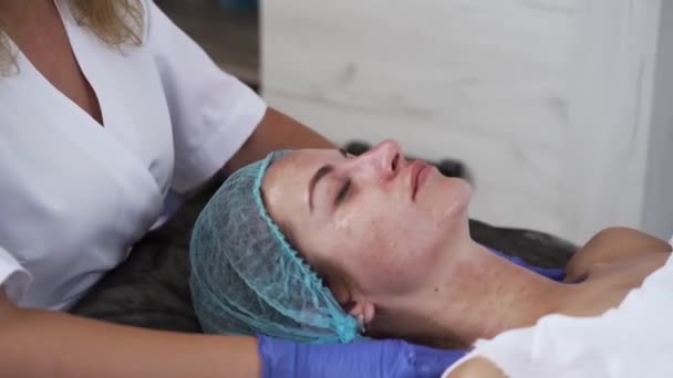 Massaggio viso e collo femminile dopo mesoterapia — Video Stock