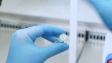 PCR testi tüp koronavirüs tüpünden örnek alıyor.