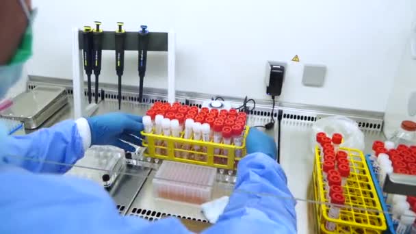 PCR test odebírá vzorek z trubice koronavirové trubice — Stock video