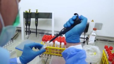 PCR testi tüp koronavirüs tüpünden örnek alıyor.