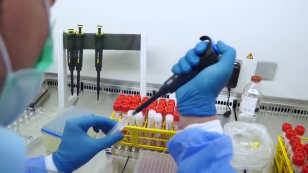 Prueba de PCR que toma una muestra del tubo coronavirus — Vídeos de Stock