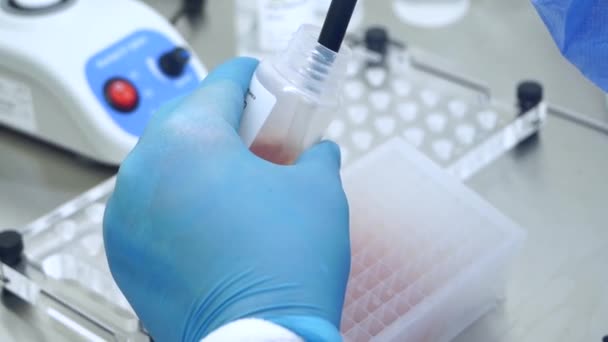 Перевірка ПЛР на зразок зразка з трубки коронавірусу — стокове відео