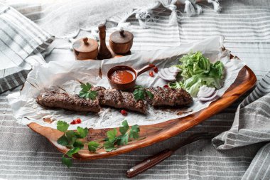 Soslu kebap ve tabakta yeşillik