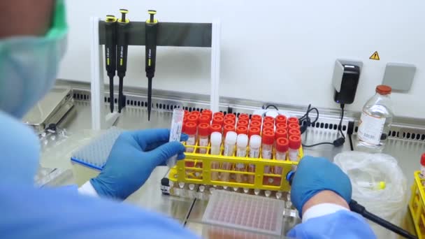 코로나 바이러스 튜브에서 샘플을 채취하는 PCR 검사 — 비디오