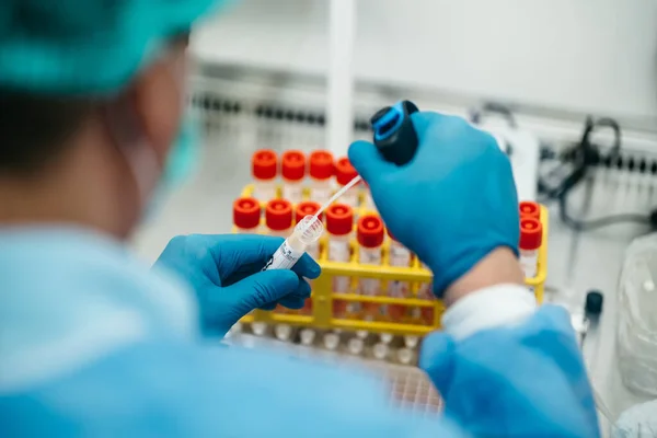 PCR test cihazı test tüpünden örnek analizi alıyor.