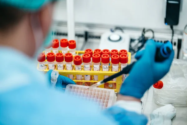 PCR test cihazı test tüpünden örnek analizi alıyor.