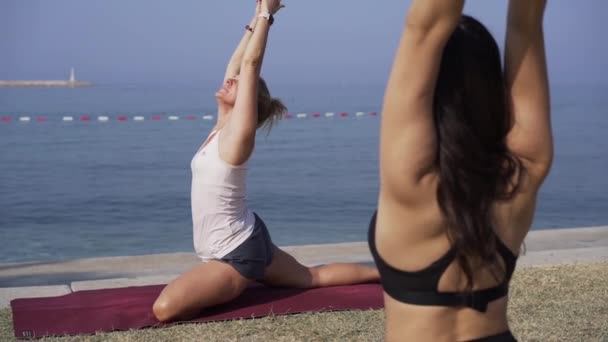 Meninas fazem ioga no grupo de praia — Vídeo de Stock
