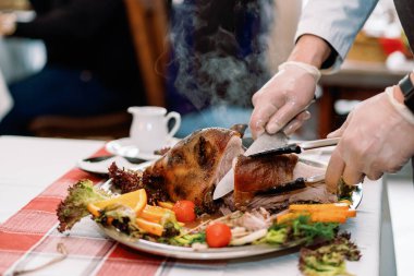 Sebzeli domuz rostosu, bıçakla kesilmiş eldiven şefleri. Yüksek kalite fotoğraf