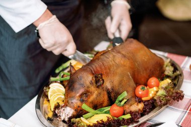 Sebzeli domuz rostosu, bıçakla kesilmiş eldiven şefleri. Yüksek kalite fotoğraf