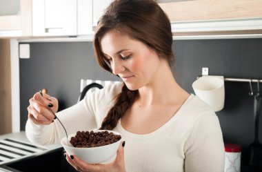 Kase coco tahıl mutfakta kadınla