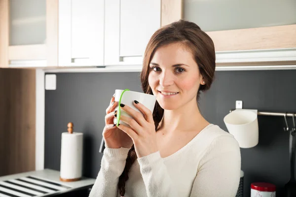 Frau mit Tasse Tee in der Küche — Stockfoto