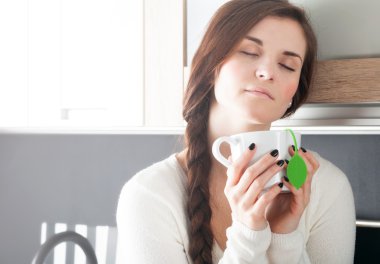 Mutfakta çay kadınla