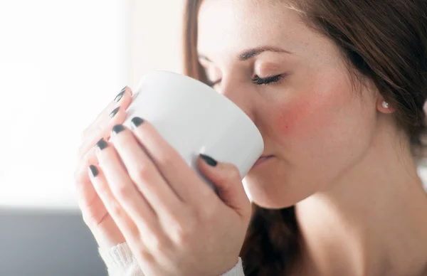 Kvinna med kopp kaffe eller te, porträtt — Stockfoto