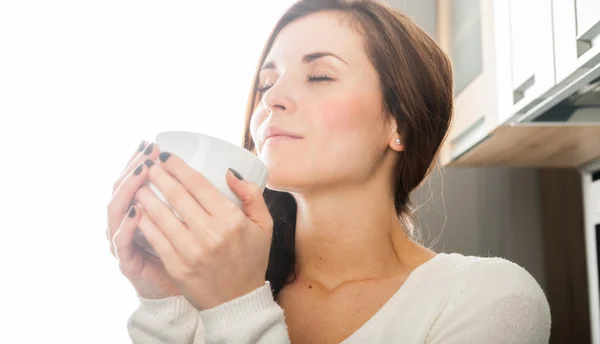 Mulher com xícara de café ou chá, manhã na cozinha — Fotografia de Stock