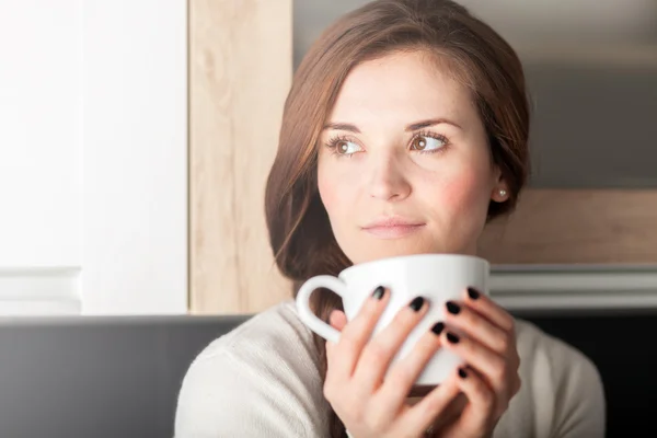 Kvinna med kopp kaffe eller te, porträtt — Stockfoto