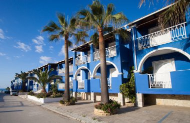 Mavi otel binası açık görünüm