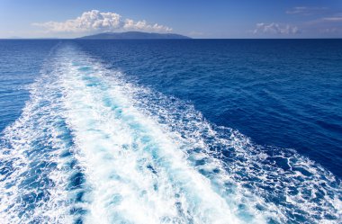 Yolcu gemisinin arkasındaki su yüzeyinde iz.