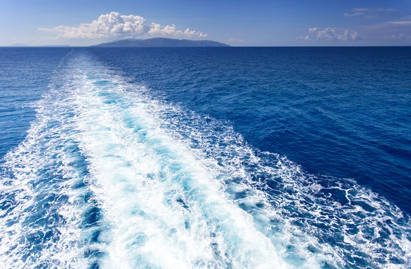 Yolcu gemisinin arkasındaki su yüzeyinde iz.