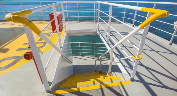 Escaleras y la cubierta superior del barco en el océano — Foto de Stock