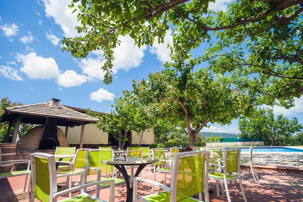 Pequeno restaurante aconchegante ao ar livre no dia de verão, Grécia — Fotografia de Stock