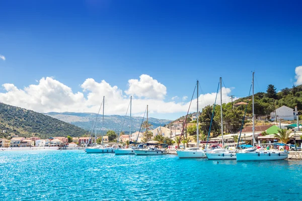 Puerto de veleros en la pequeña ciudad costera, Cefalonia Grecia — Foto de Stock