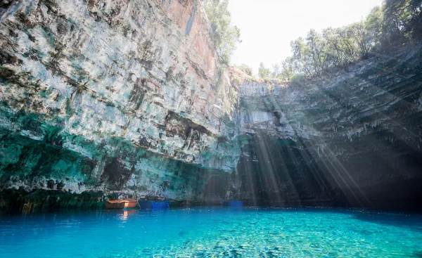 Melissani lake på Kefalonia ö, grekiska berömda turist plats — Stockfoto