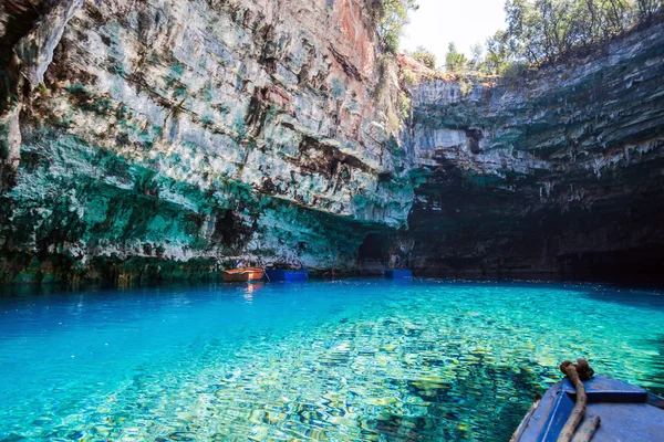 Lago Melissani na ilha de Kefalonia, lugar turístico grego famoso — Fotografia de Stock