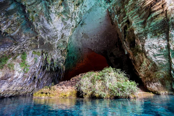 Melissani lake på Kefalonia ö, grekiska berömda turist plats — Stockfoto