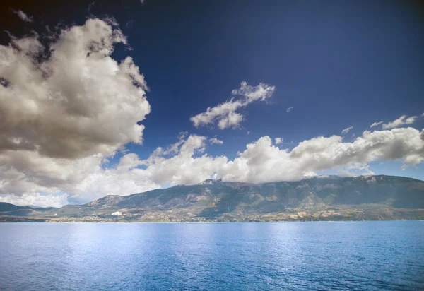 Kefalonia met berg Ainos, Grieks eiland uitzicht vanaf Ionische zee — Stockfoto