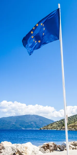 European Union flag on Greek island near sea — Stock Photo, Image