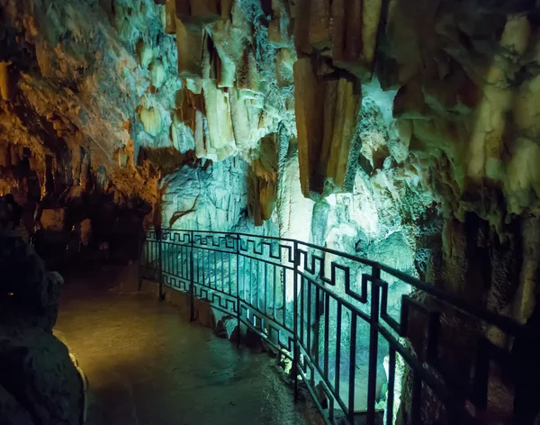 Formaciones de cuevas de piedra caliza Drogarati en la isla de Cefalonia, Grecia —  Fotos de Stock